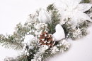 рождественская гирлняда из искусственной хвои с белыми шишками