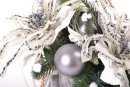 Серые и серебристые шары на новогодней композиции от elochka.com.ua