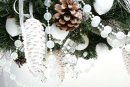Шишки на рождественском венке над столом White Forest