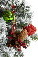 Яркие красные игрушки на искусственной елке Bright Christmas